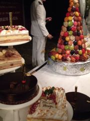 buffet de desserts avec pièce montée de macarons