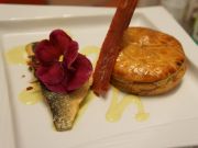 Dorade poêlée, tourte de légumes confits et chips de jambon